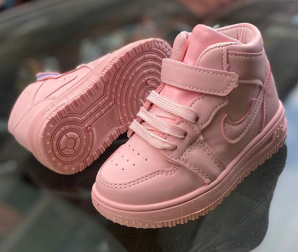 baskets pour enfants ou bottes d'été