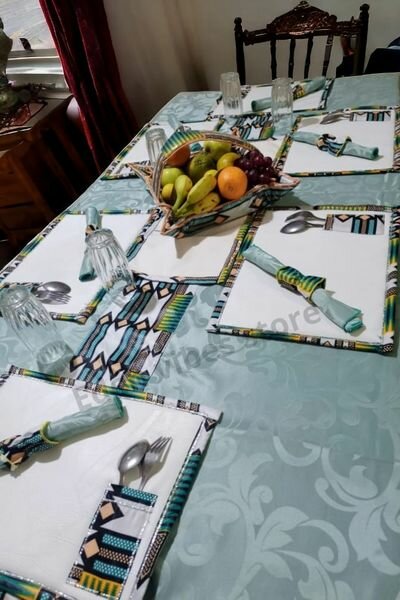 le complet : nappe, sets de table, panier à fruits, chemin de table , anneaux de serviette, serviettes de table