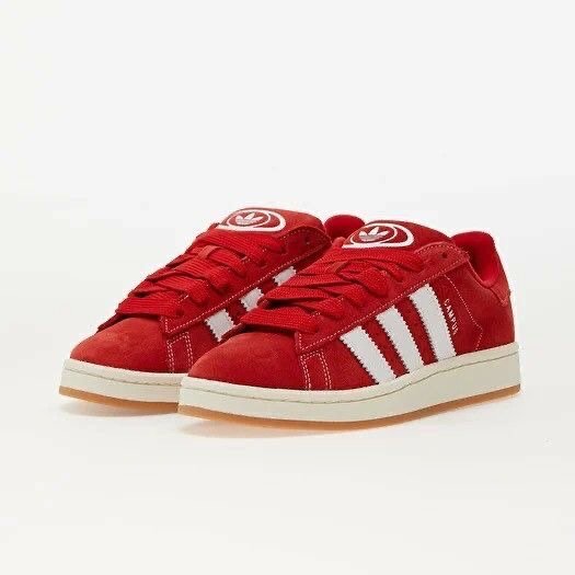 Baskets rouges en daim tendance