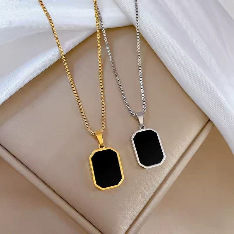 Collier pendentif élégant en or