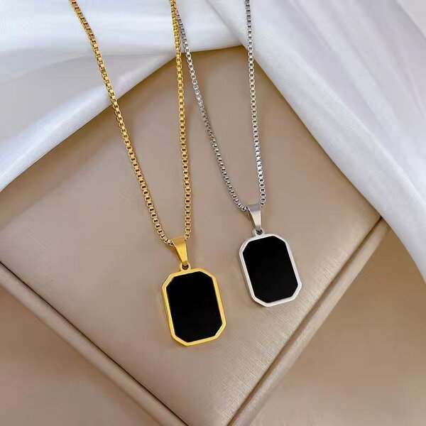 Collier pendentif élégant en or