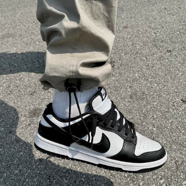 Chaussures de sport noires et blanches