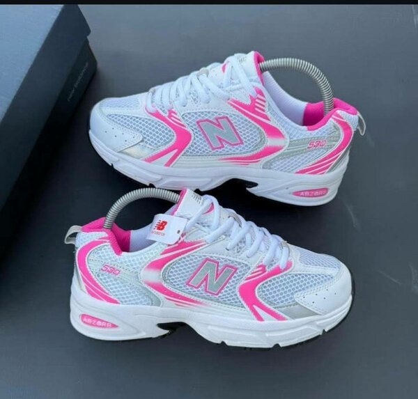 Baskets blanches et roses