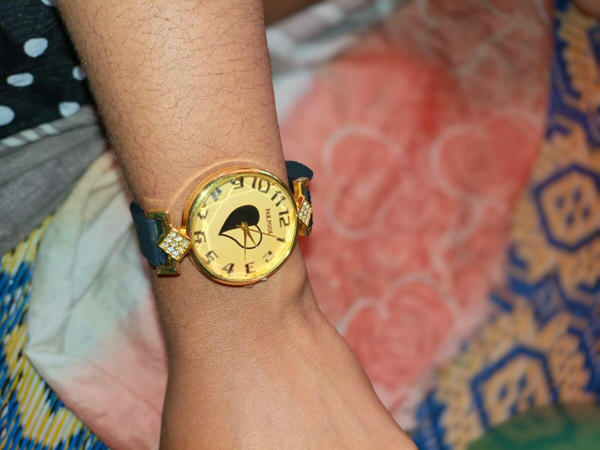 Montre élégante avec strass