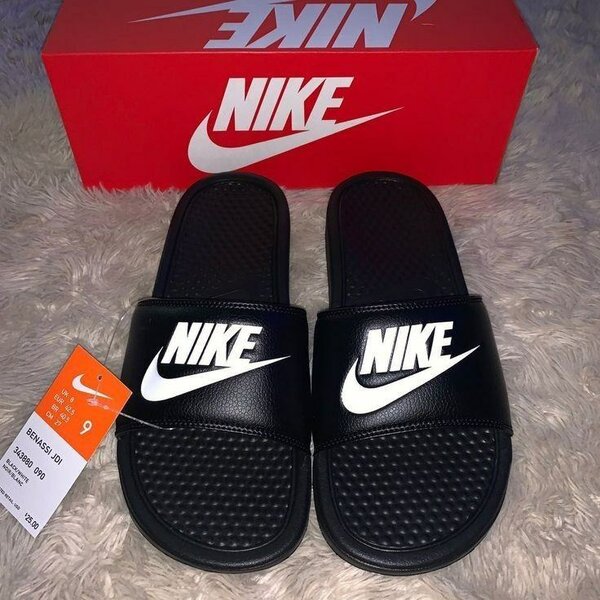 Claquettes Nike noires confortables