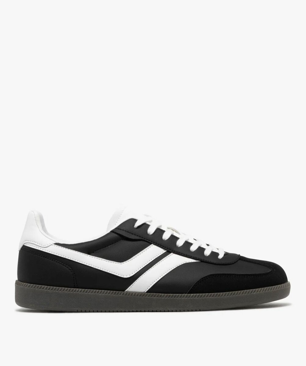 Baskets noires et blanches tendance
