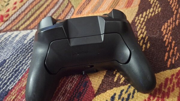 Manette pro de Nintendo avec palette en dessous de la mantte