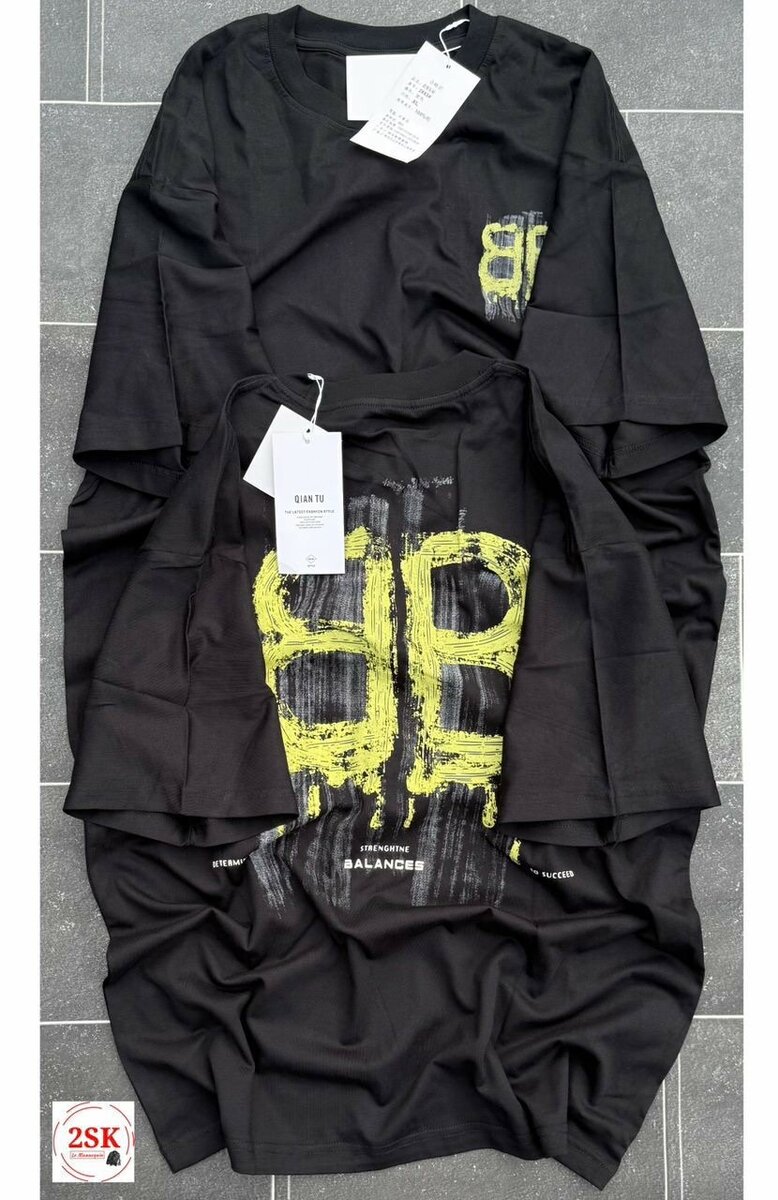 T-shirt noir à motif graphique