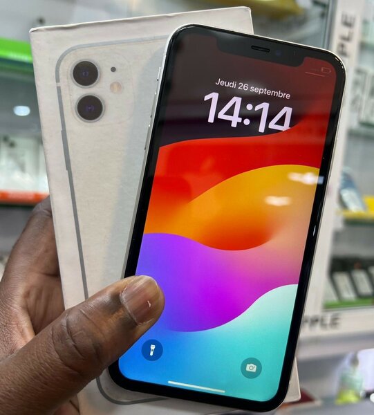 iPhone 11 64giga tout passe propre avec carton