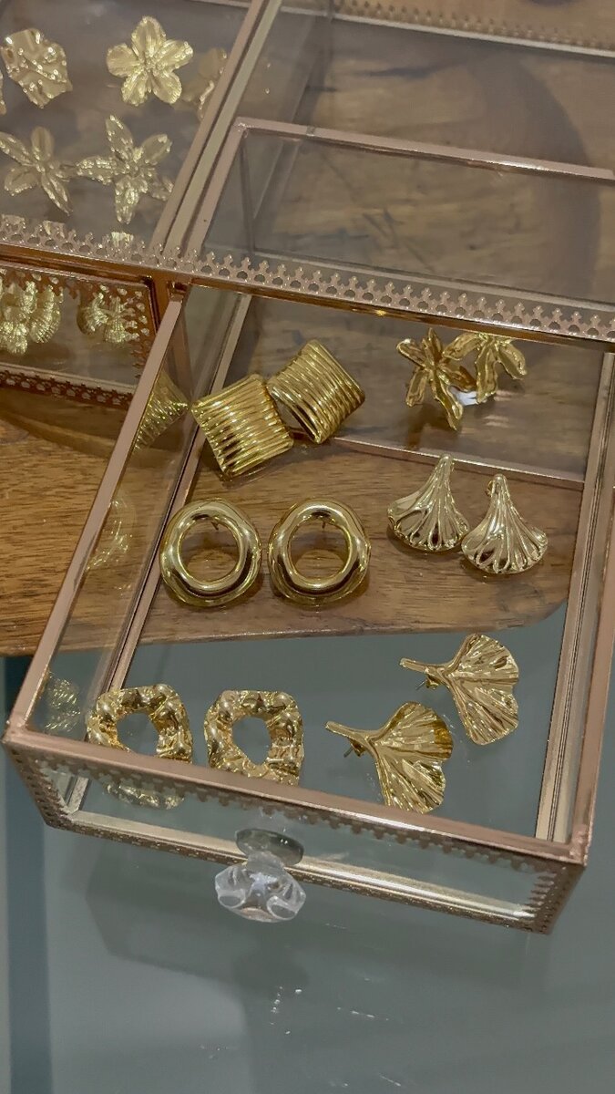 Elegant Gold Earrings Set