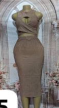 Robe moulante à décolleté avec décolleté en cœur sur le ventre et la poitrine, beige
