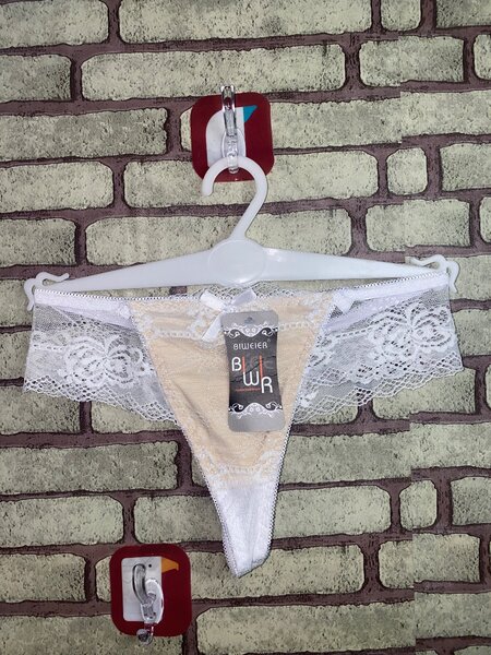 String sexy en dentelle pour femmes
