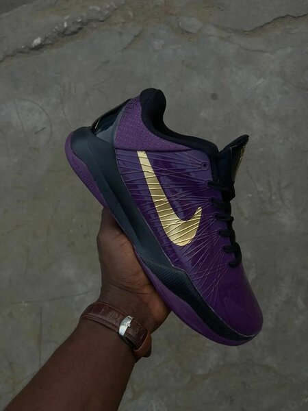 Chaussures de basketball violettes