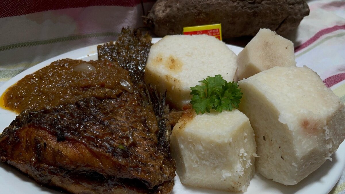 Plat de poisson grillé et igname