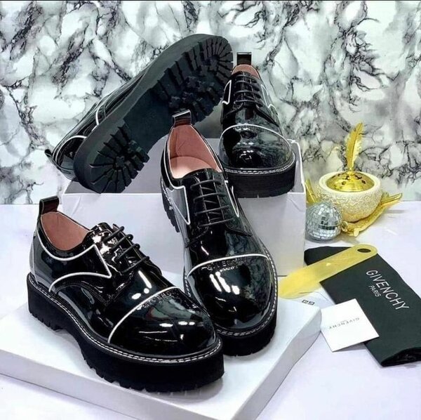 Dress shoe