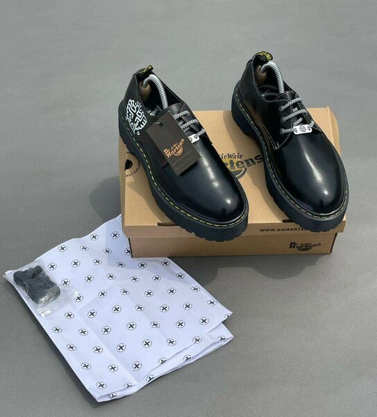 Chaussures Derby Noires Modernes