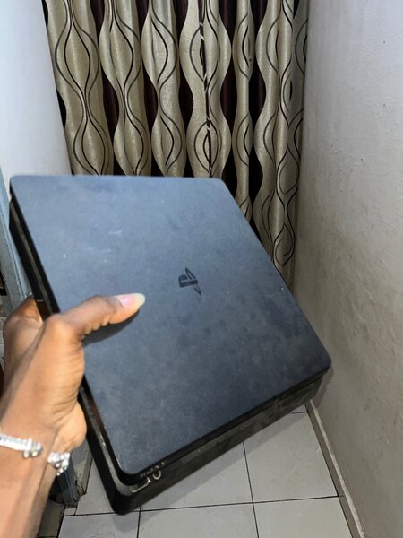 Ps4 slim 500 go