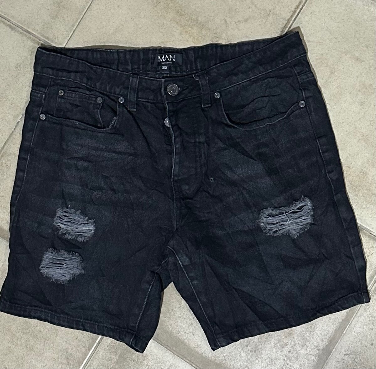 Shorts en jean noir déchiré