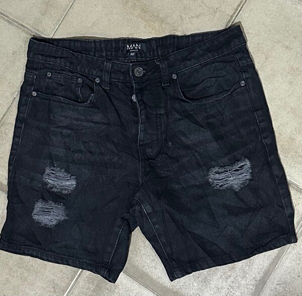 Shorts en jean noir déchiré