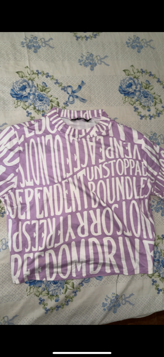 T-shirt violet à motifs
