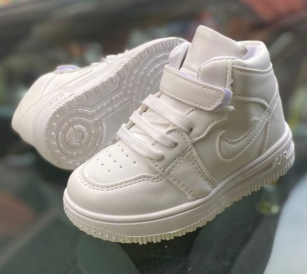 baskets pour enfants ou bottes d'été