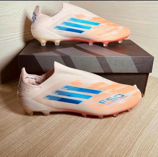 Chaussures de football modernes