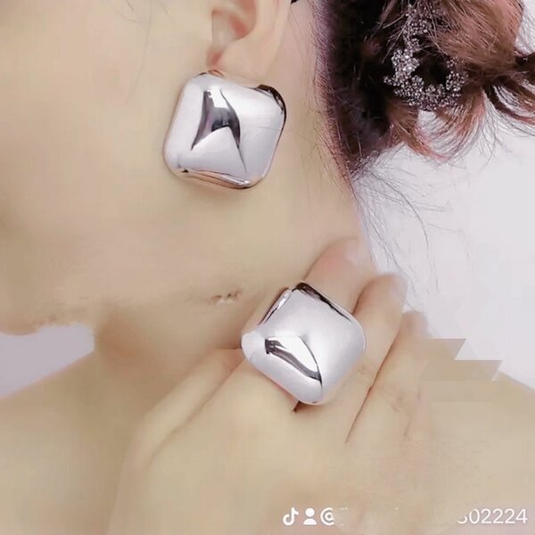 Boucles d'oreilles et bague D