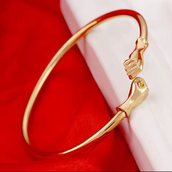 Bracelet doré main élégante