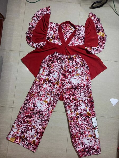 Ensemble blouse et pantalon rouge