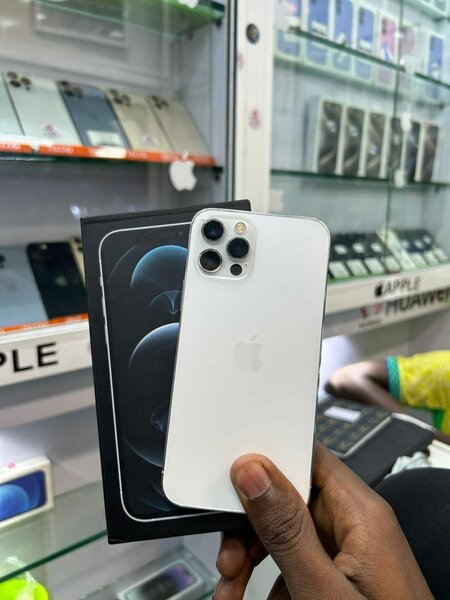 iPhone 12 Pro 128go quasi neuf avec son carton