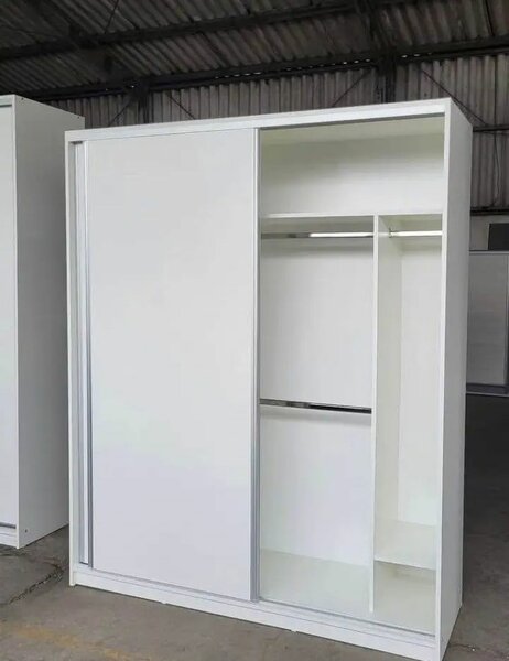 Armoire à portes coulissantes blanches