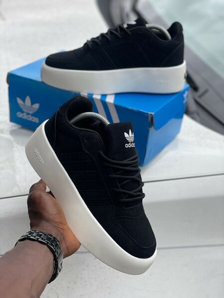 Nouvelles Adidas (neuves et authentiques)