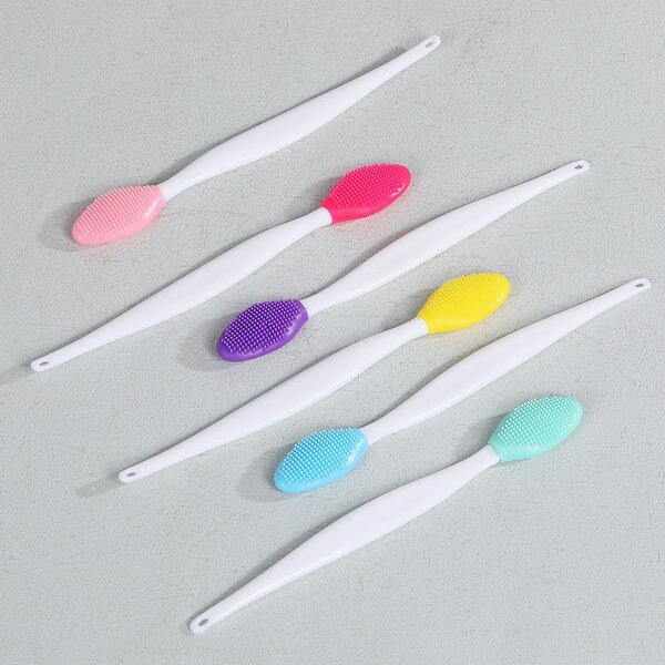 Lip brush