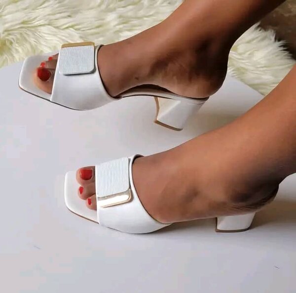 Sandales à talons carrés élégantes