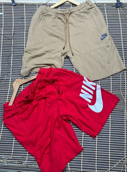 les shottes Adidas et puis Nike