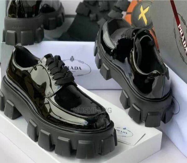 Solid classic shoes