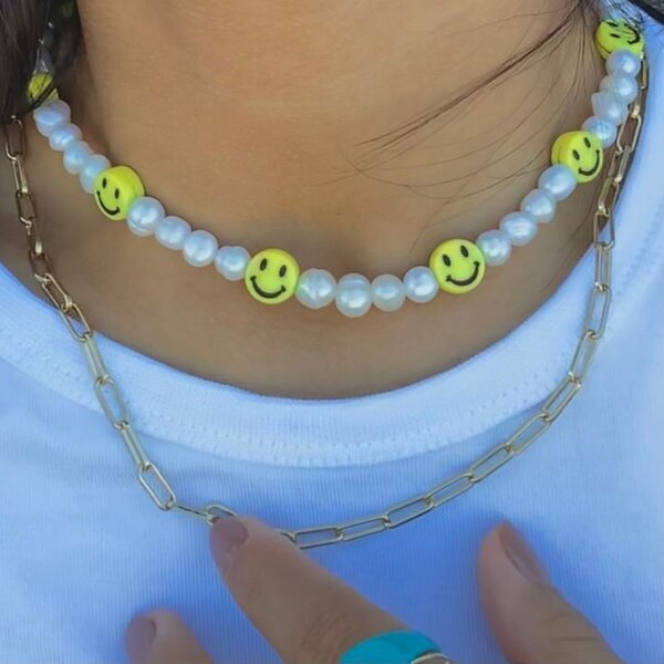 White smile pearl necklace