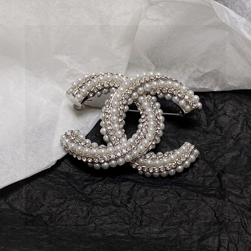 Broche élégante en perles