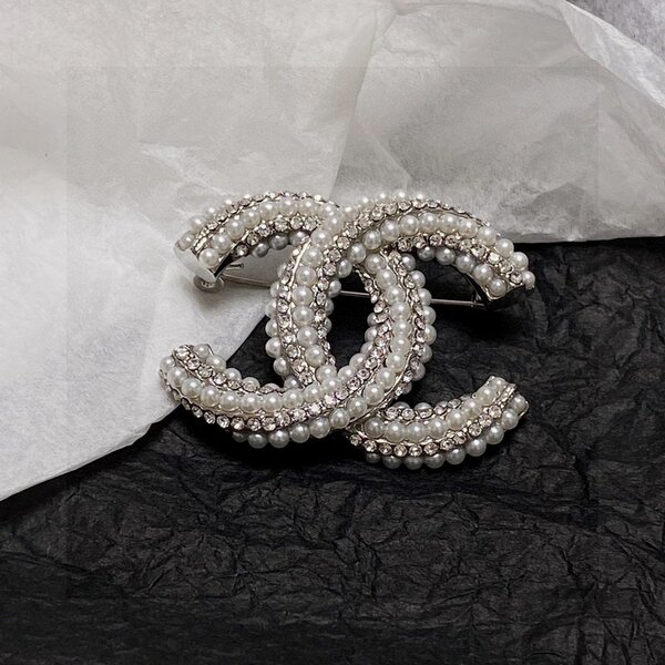 Broche élégante en perles