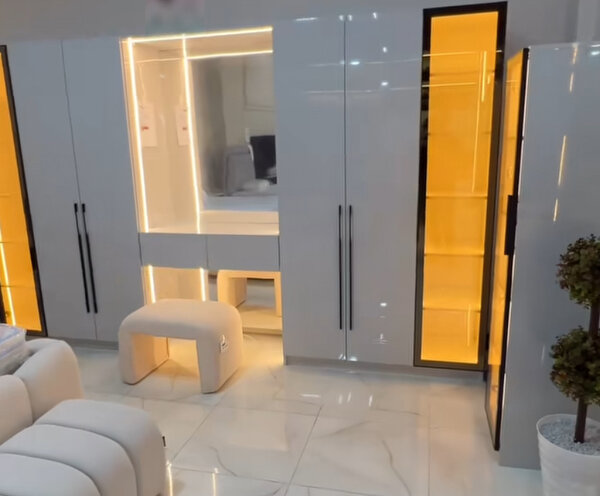 Armoire moderne avec éclairage LED
