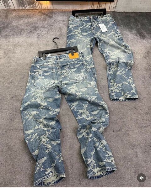 Jeans en denim imprimé floral
