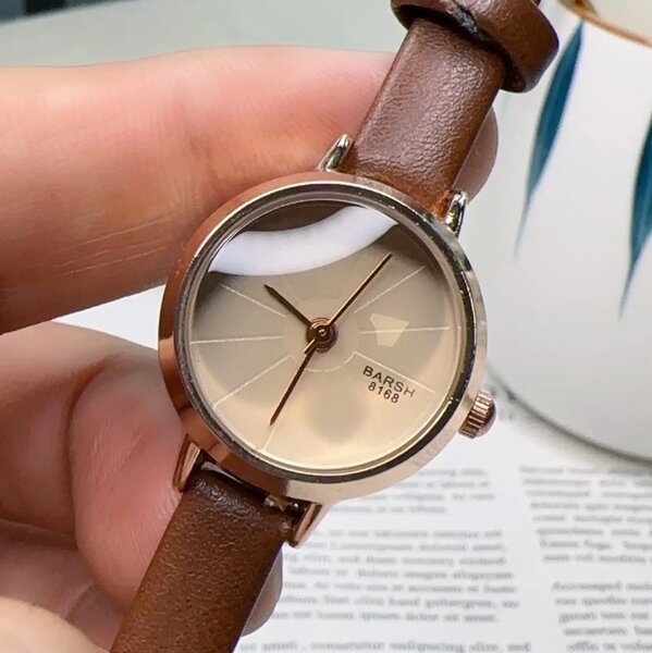 MONTRE EN CUIR FEMME