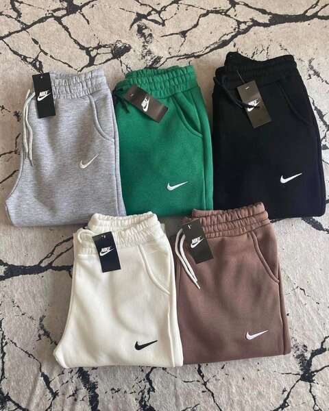 Pantalon nike disponible de très bonne qualité
