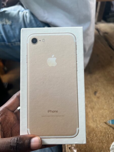iPhone 7simple 128 giga  avec le carton