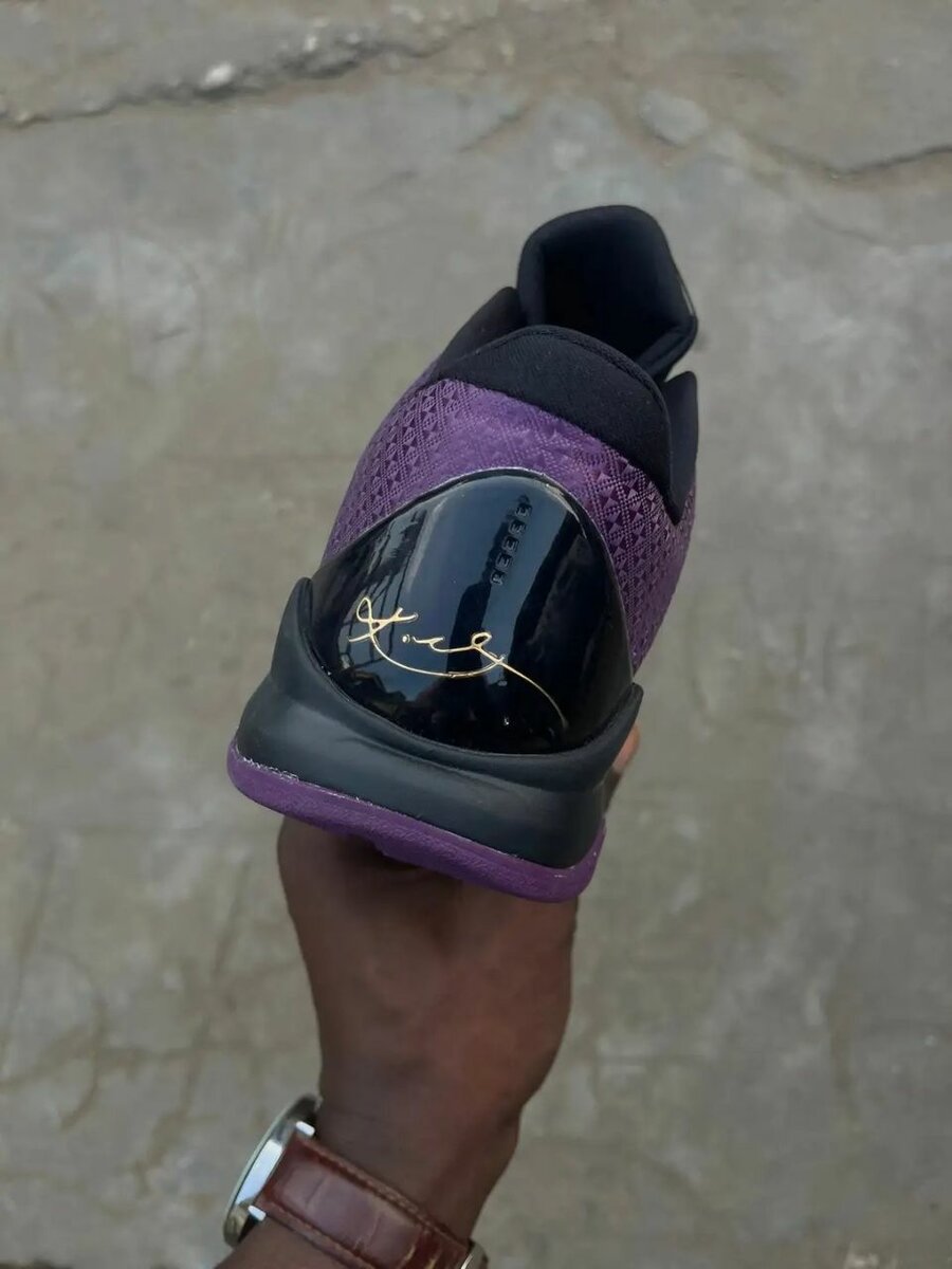Chaussures de basketball violettes