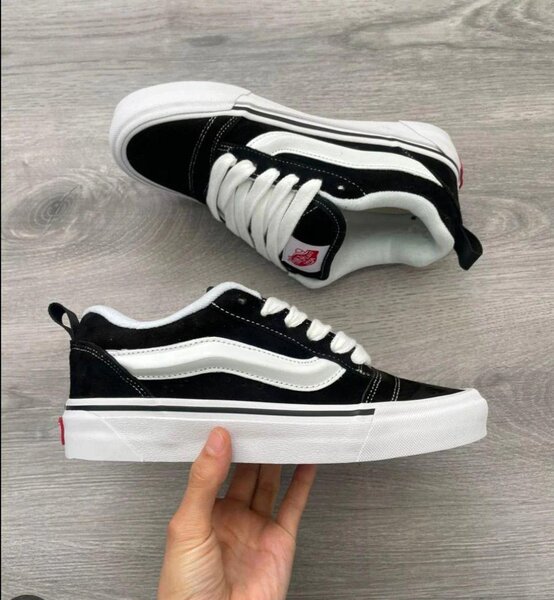 Baskets unisex noires et blanches