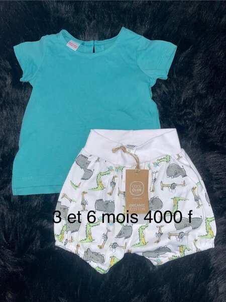 Ensemble T-shirt bleu à manches lanternes et short gris avec imprimé