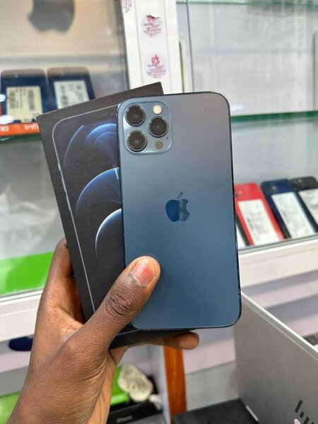iPhone 12pro max 128giga quasi neuf propre avec son carton