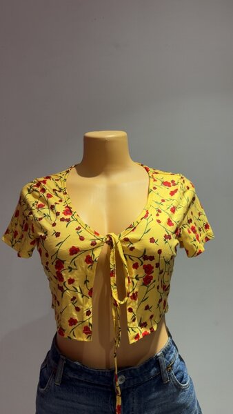 Haut court fleuri jaune