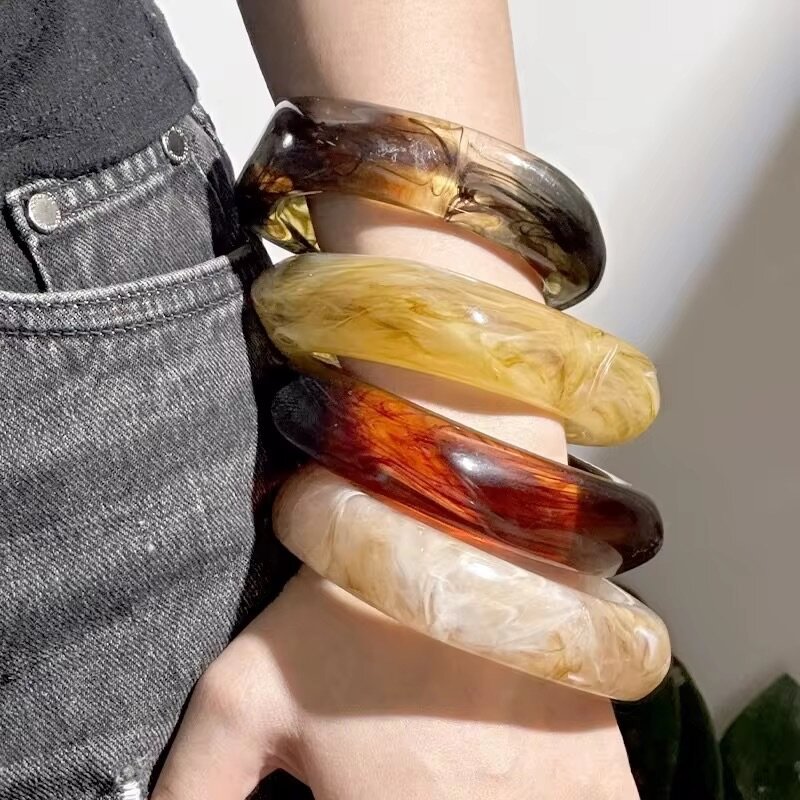 Bracelets en résine colorée